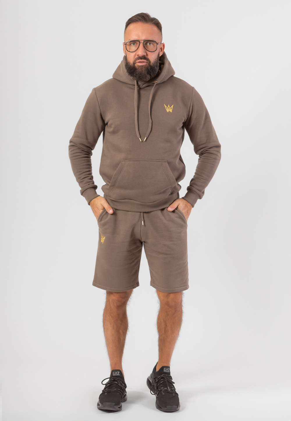 Gruba bawełniana bluza Grizzly z kapturem w kolorze brązowym i haftowaną koroną w kolorze złotym.