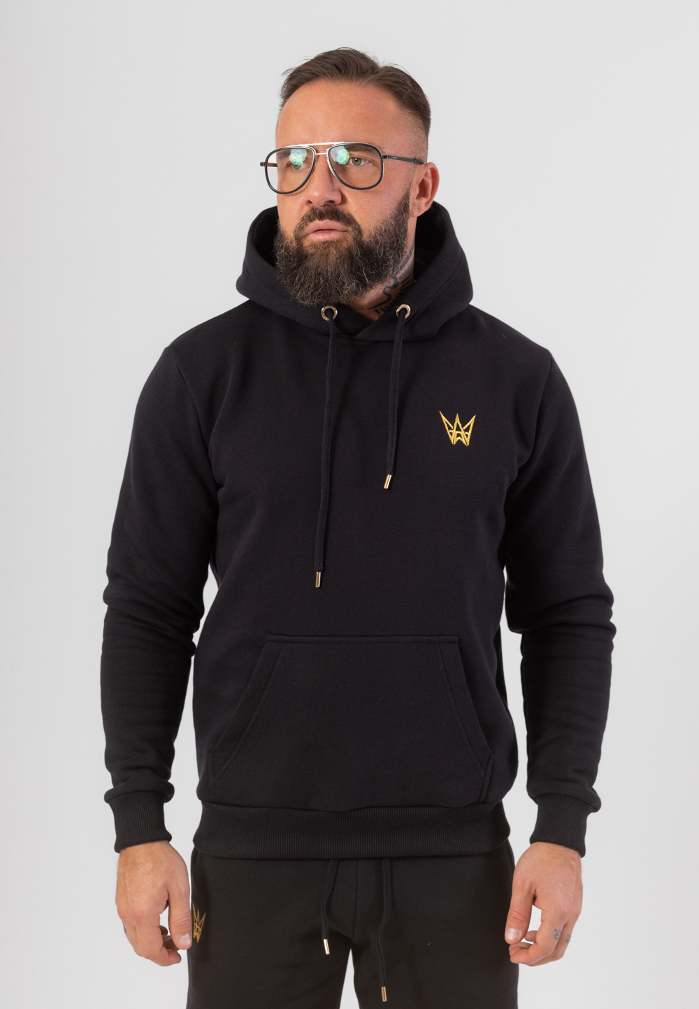 Gruba bawełniana bluza Grizzly z kapturem w kolorze czarnym i haftowaną koroną w kolorze złotym.