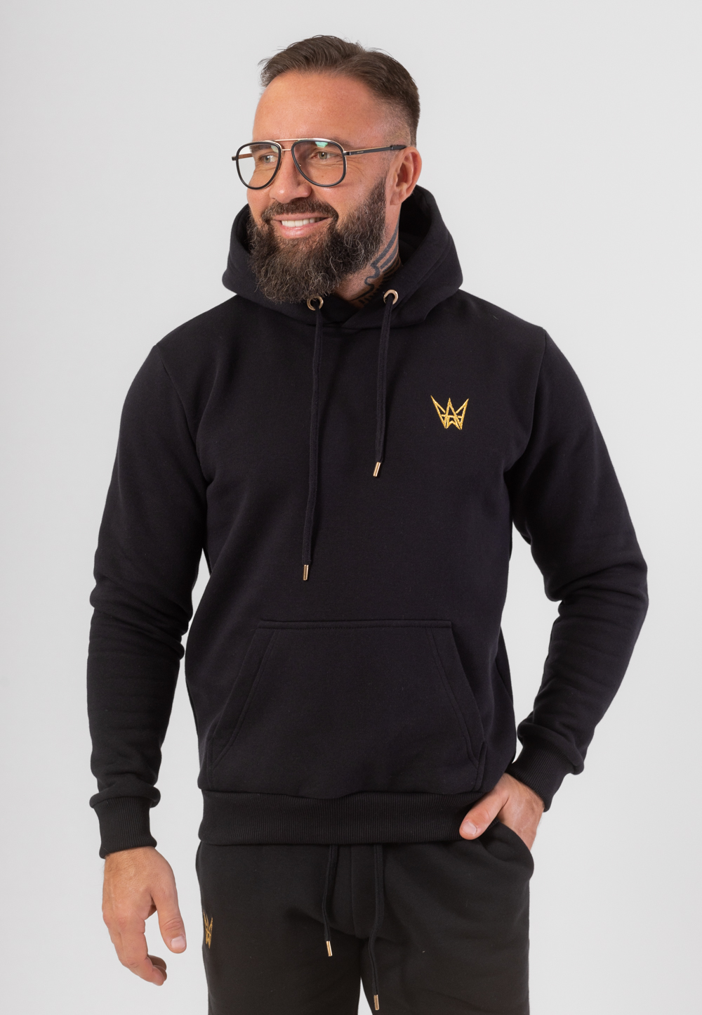 Gruba bawełniana bluza Grizzly z kapturem w kolorze czarnym i haftowaną koroną w kolorze złotym.