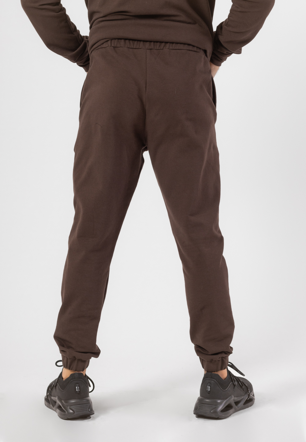 Komplet dresowy składający się z bluzy z golfem rozpinanej na zamek i długich spodni w kolorze czekoladowym z haftowaną koroną w kolorze złotym.