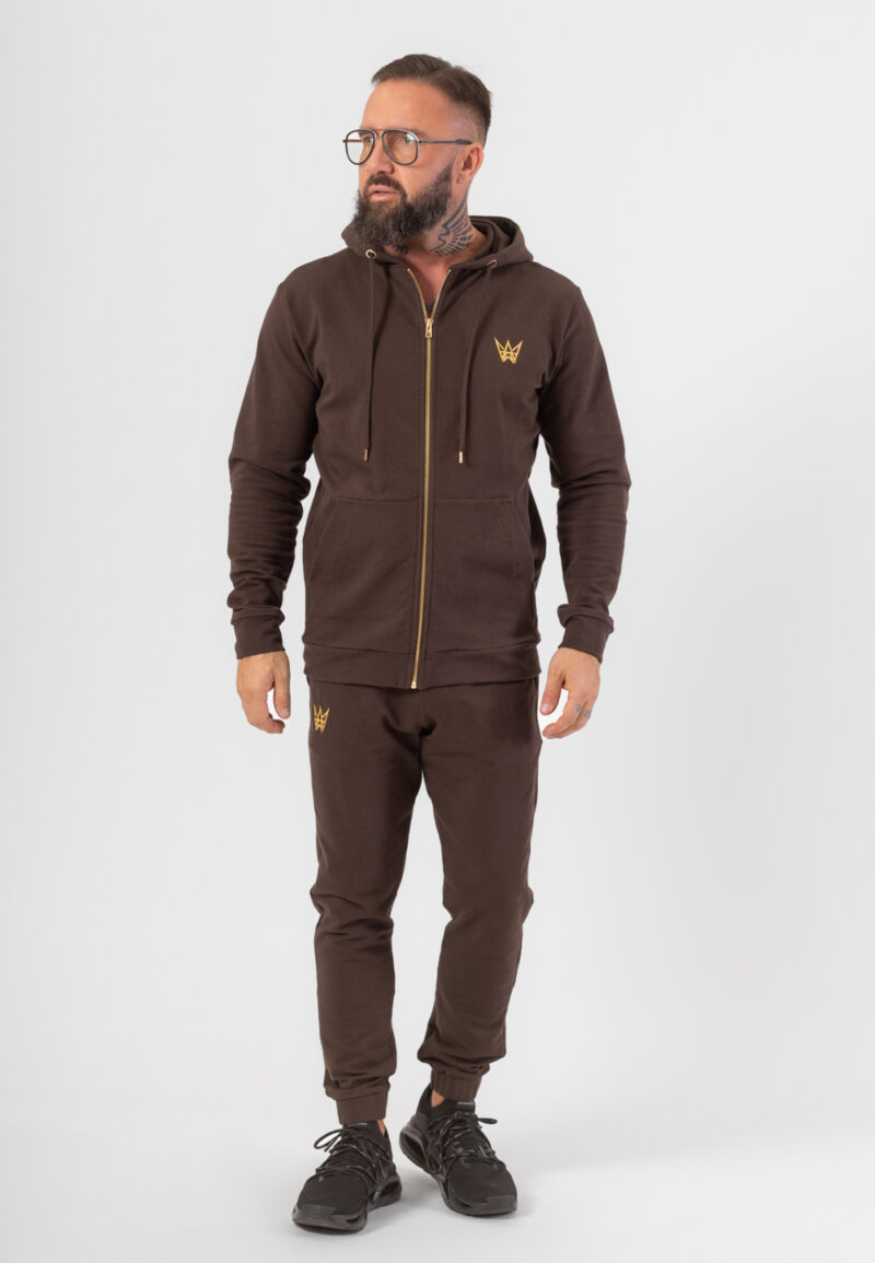 Komplet dresowy składający się z bluzy z kapturem rozpinanej na zamek i długich spodni w kolorze czekoladowym z haftowaną koroną w kolorze złotym.