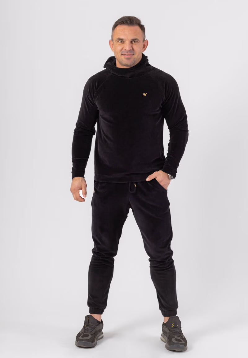 Komplet welurowy składający się z bluzy z kapturem i długich spodni w kolorze czarnym z koroną z mosiądzu.