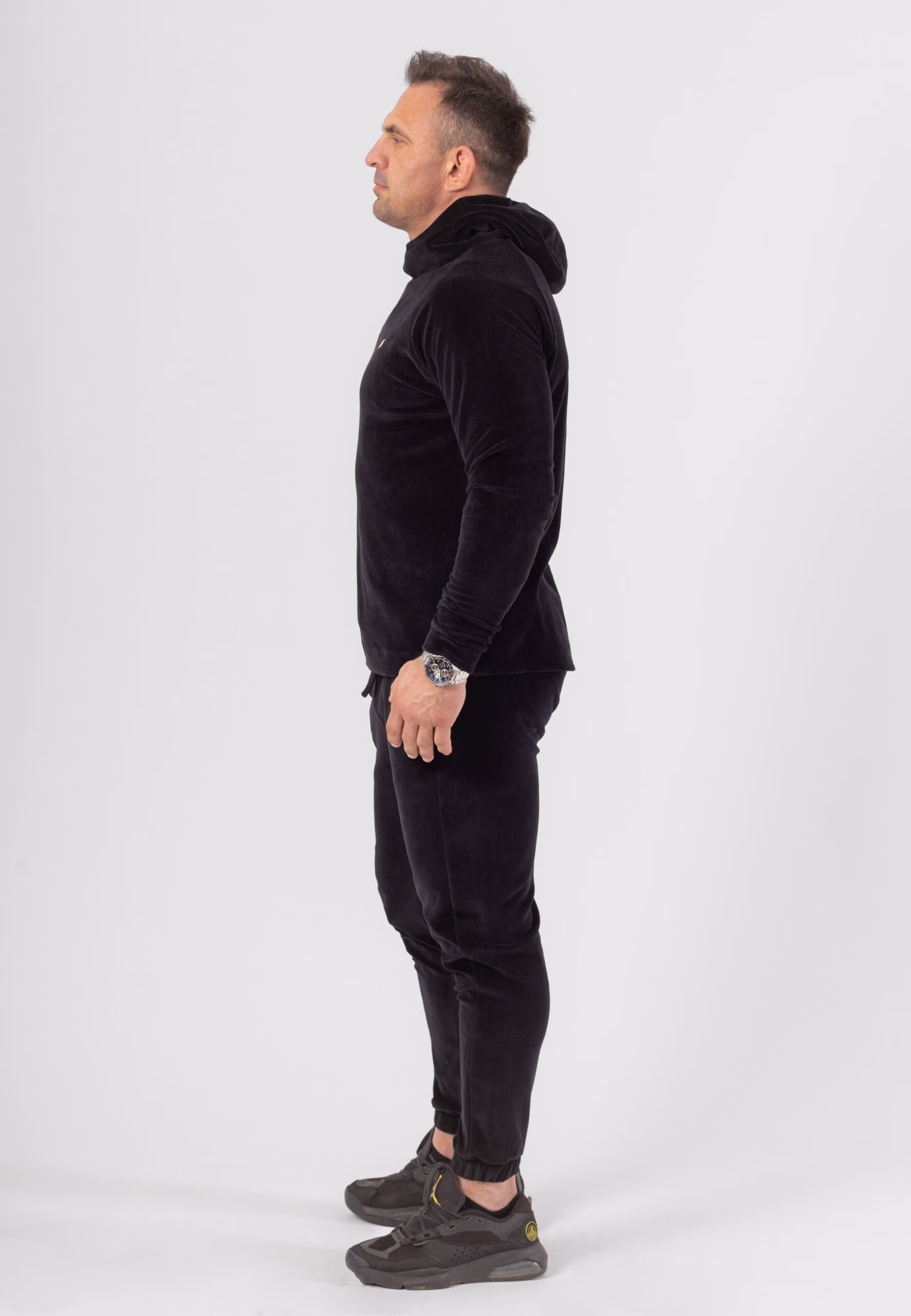 Komplet welurowy składający się z bluzy z kapturem i długich spodni w kolorze czarnym z koroną z mosiądzu.