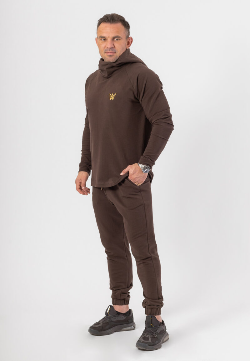 Komplet dresowy składający się z bluzy z kapturem i długich spodni w kolorze czekoladowym z haftowaną koroną w kolorze złotym.