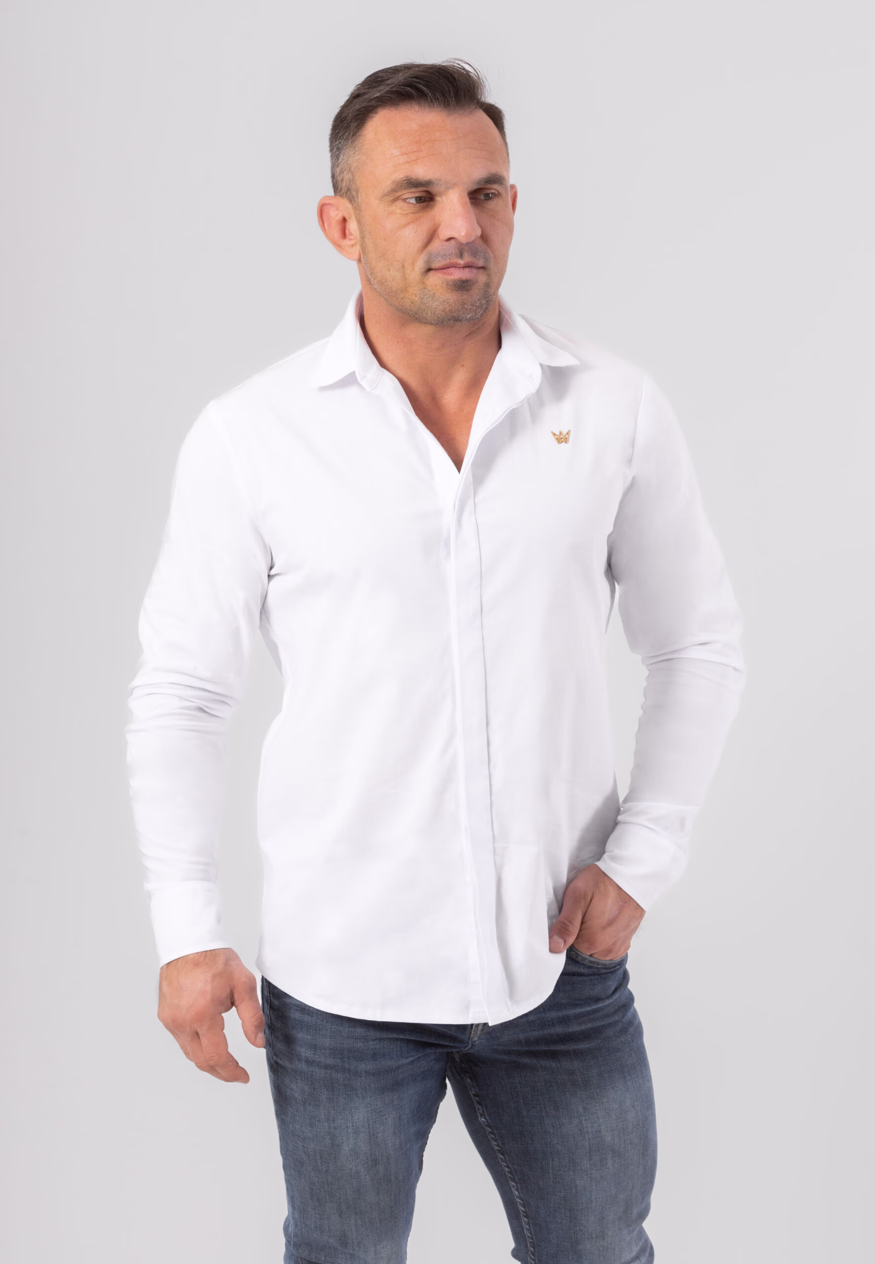 Bawełniana koszula w kolorze białym z długim rękawem z koroną z mosiądzu