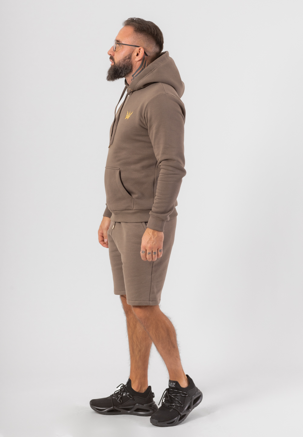 Krótkie spodenki bawełniane w kolorze brązowym ze złotą haftowaną koroną