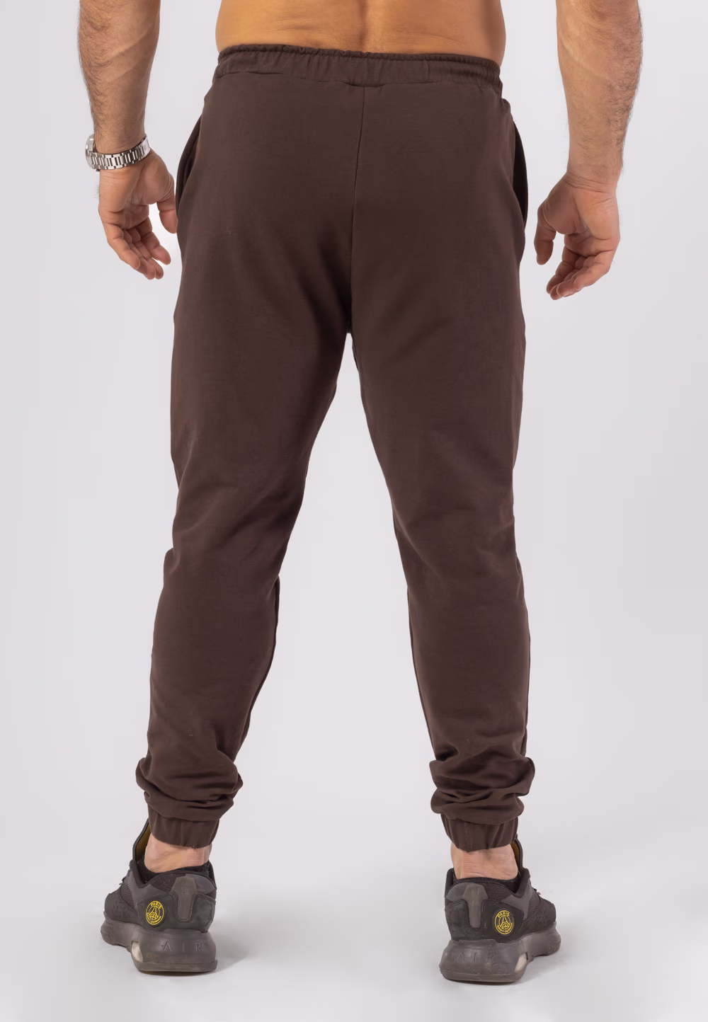 Bawełniane długie spodnie dresowe w kolorze czekoladowym z haftowaną koroną w kolorze złotym.