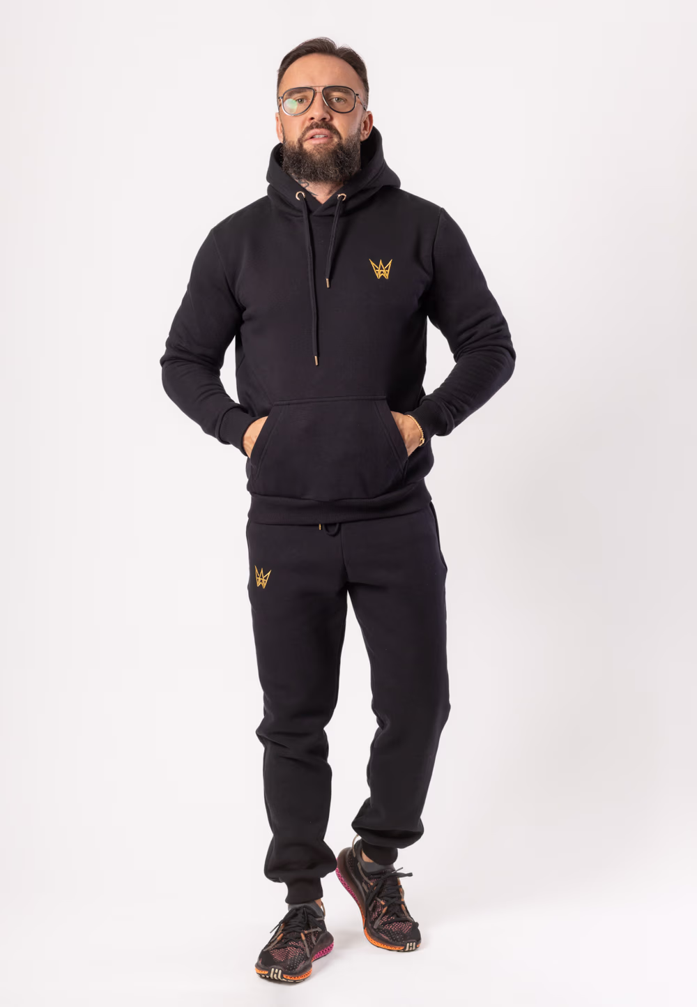 Komplet dresowy Grizzly składający się z bluzy z kapturem i długich spodni w kolorze czarnym ze złotą haftowaną koroną.