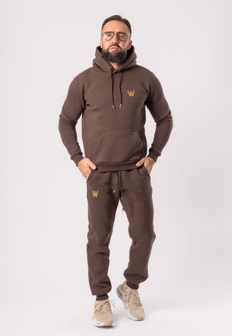 Komplet dresowy Grizzly składający się z bluzy z kapturem i długich spodni w kolorze czekoladowym ze złotą haftowaną koroną.