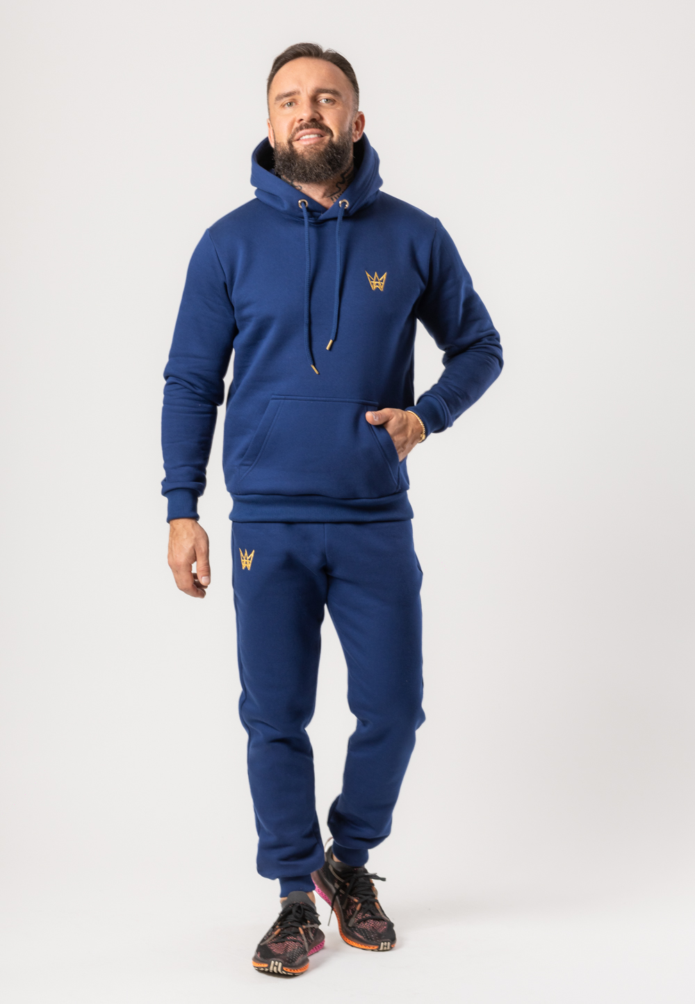 Komplet dresowy Grizzly składający się z bluzy z kapturem i długich spodni w kolorze granatowym ze złotą haftowaną koroną.
