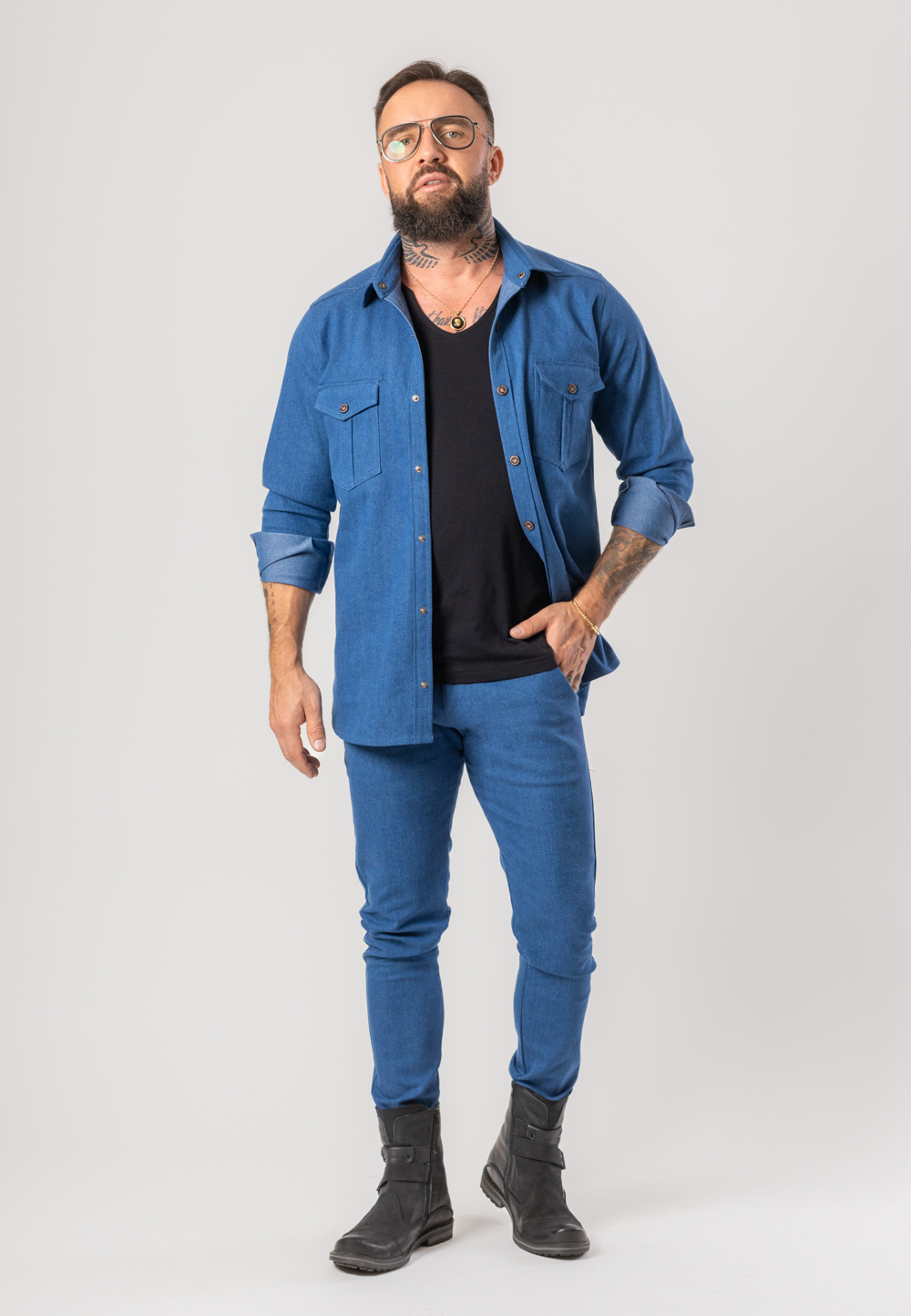 Koszula z długim rękawem wykonana z grubego jeansu w kolorze niebieskim.