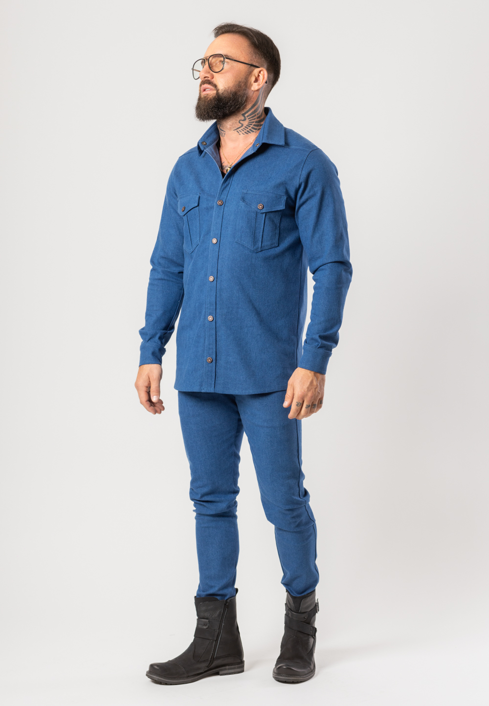 Koszula z długim rękawem wykonana z grubego jeansu w kolorze niebieskim.