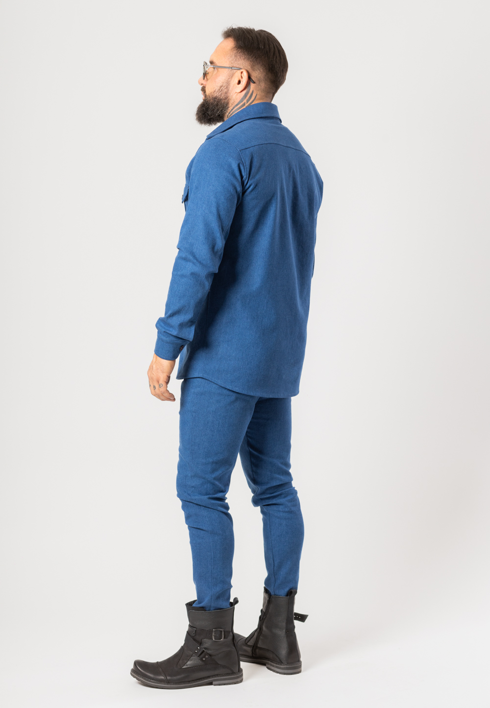 Koszula z długim rękawem wykonana z grubego jeansu w kolorze niebieskim.