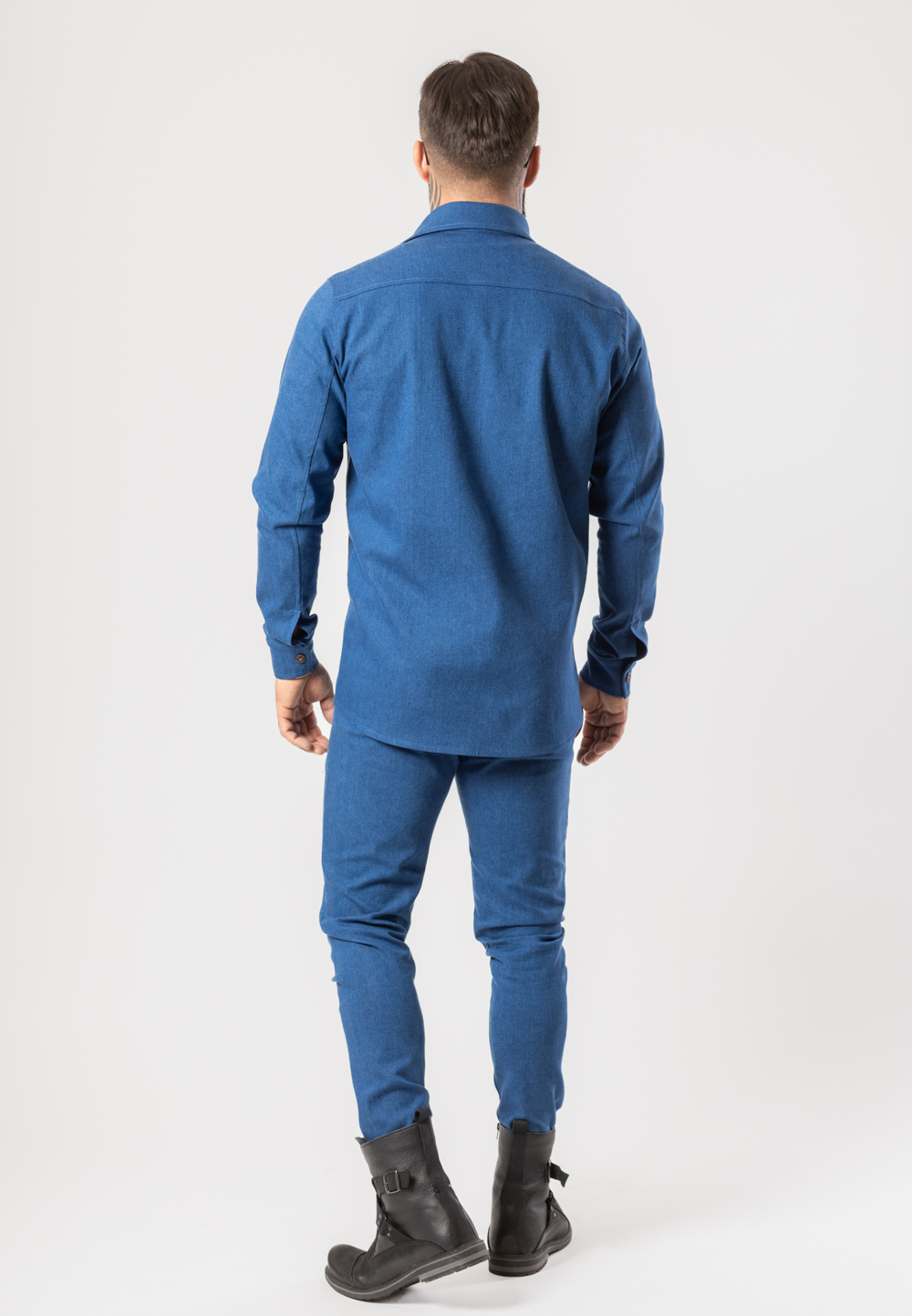 Koszula z długim rękawem wykonana z grubego jeansu w kolorze niebieskim.