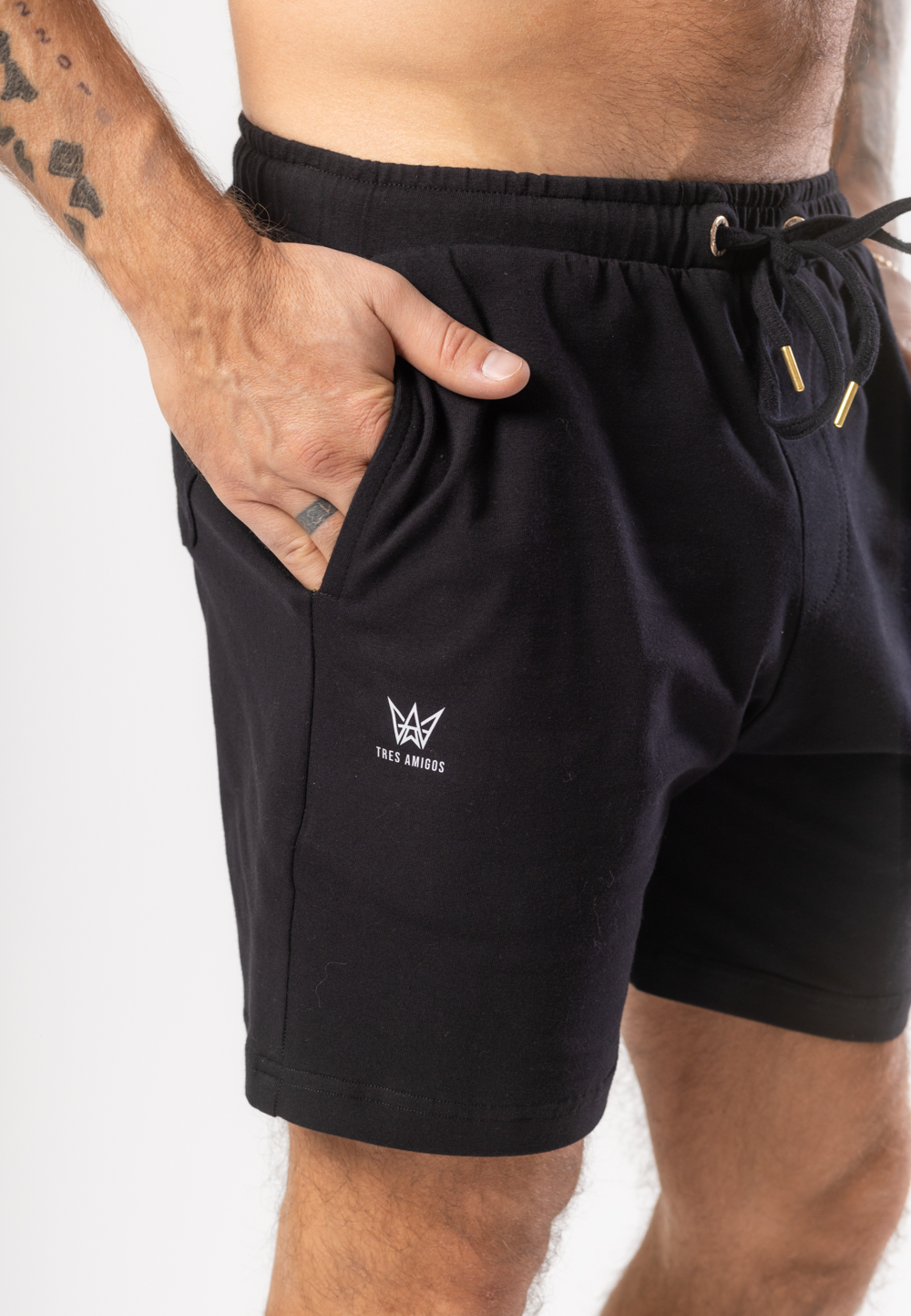 Krótkie spodenki Oversize w kolorze czarnym z białą drukowaną koroną.