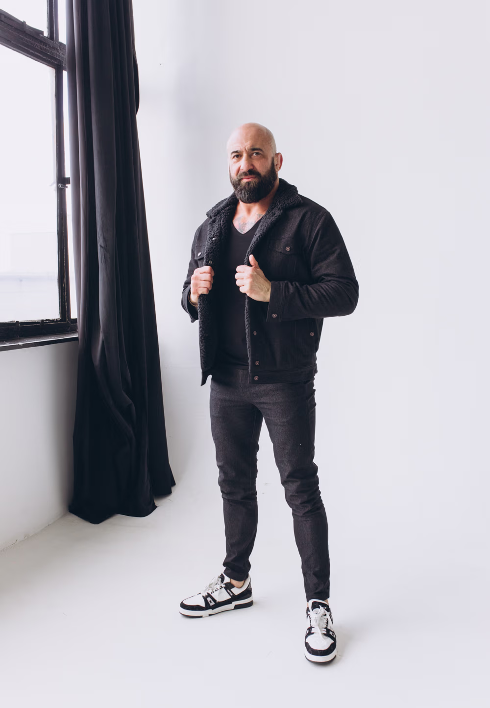 Męska kurtka ocieplana, jeansowa w kolorze czarnym.