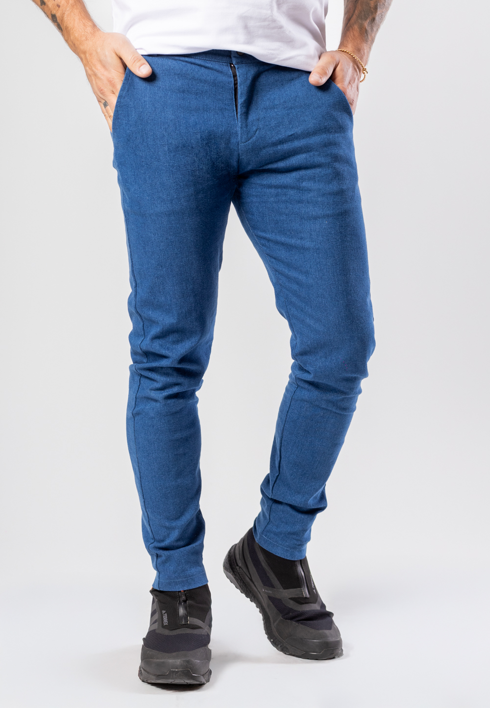 Spodnie chinos wykonane z elastycznego jeansu w kolorze niebieskim.