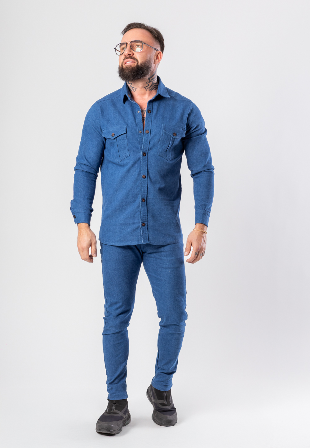 Spodnie chinos wykonane z elastycznego jeansu w kolorze niebieskim.