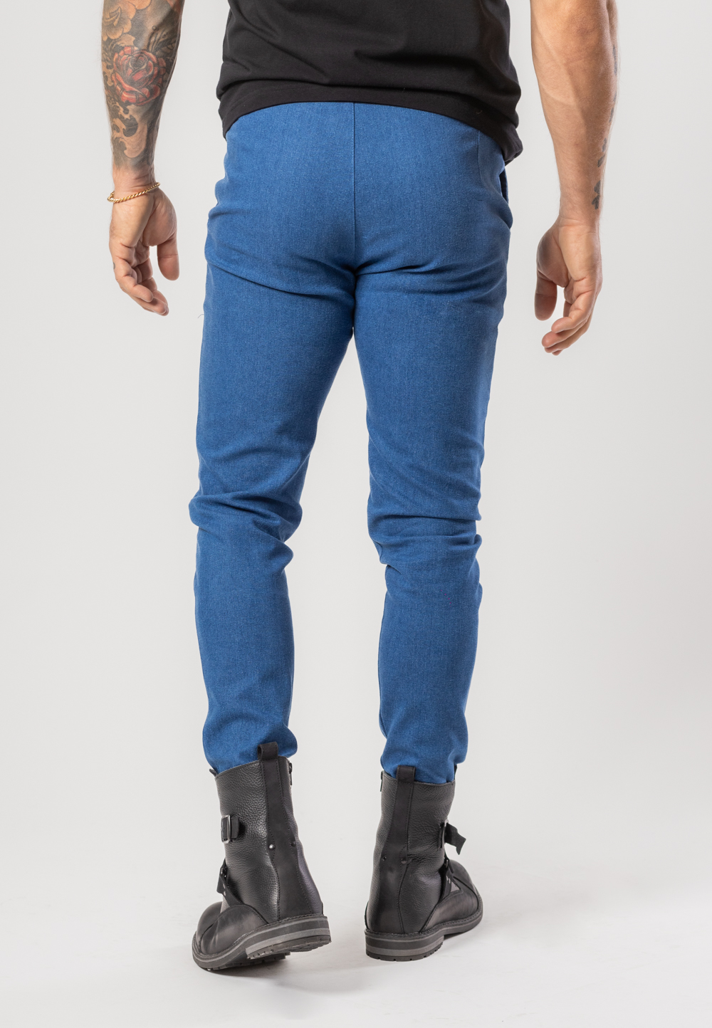 Spodnie chinos wykonane z elastycznego jeansu w kolorze niebieskim.