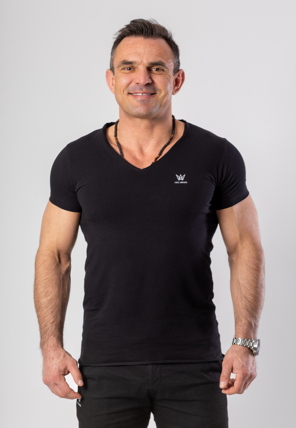 Koszulka Deepneck z krótkim rękawem w kolorze czarnym z szarą drukowaną koroną.