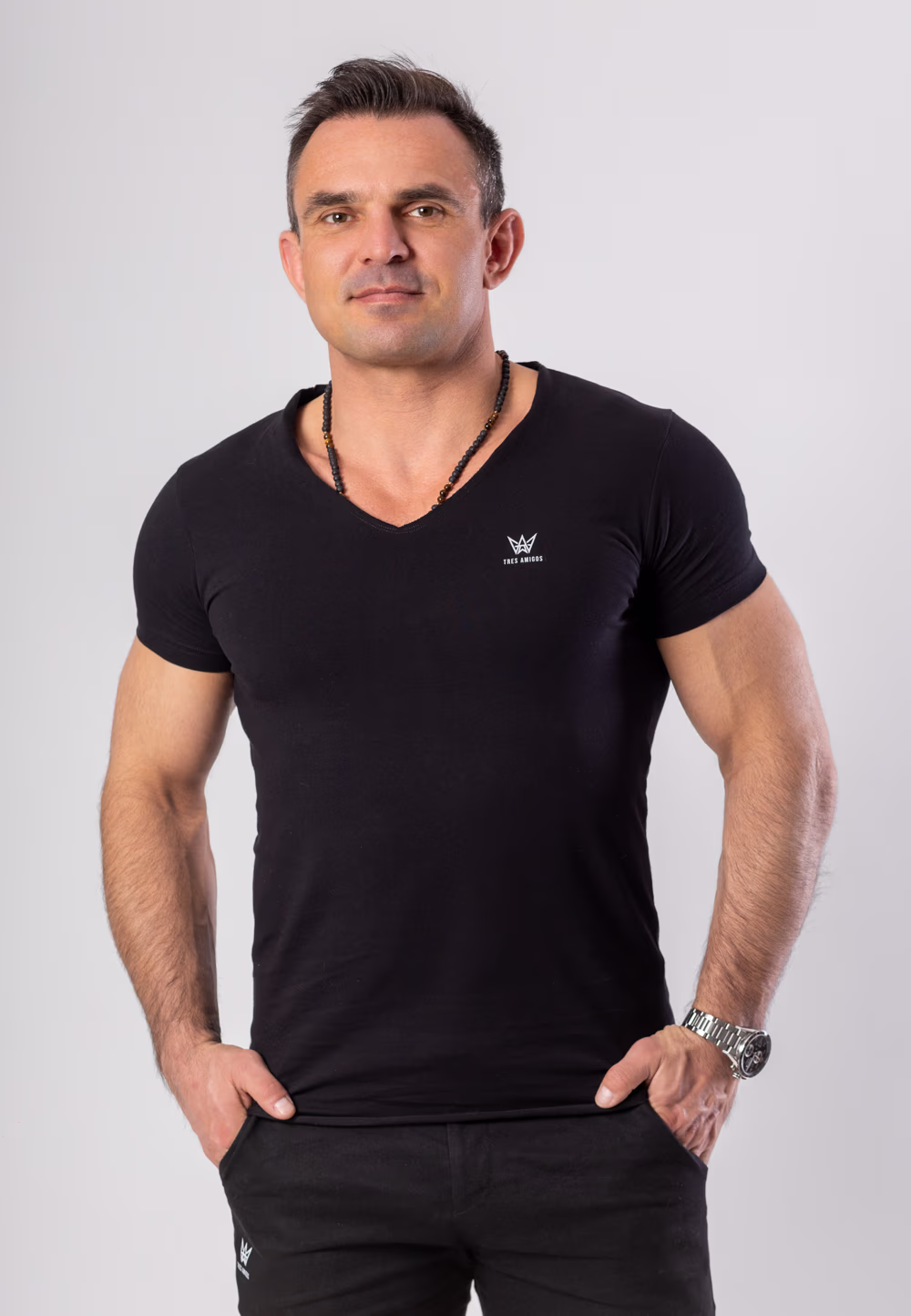 Koszulka Deepneck z krótkim rękawem w kolorze czarnym z szarą drukowaną koroną.