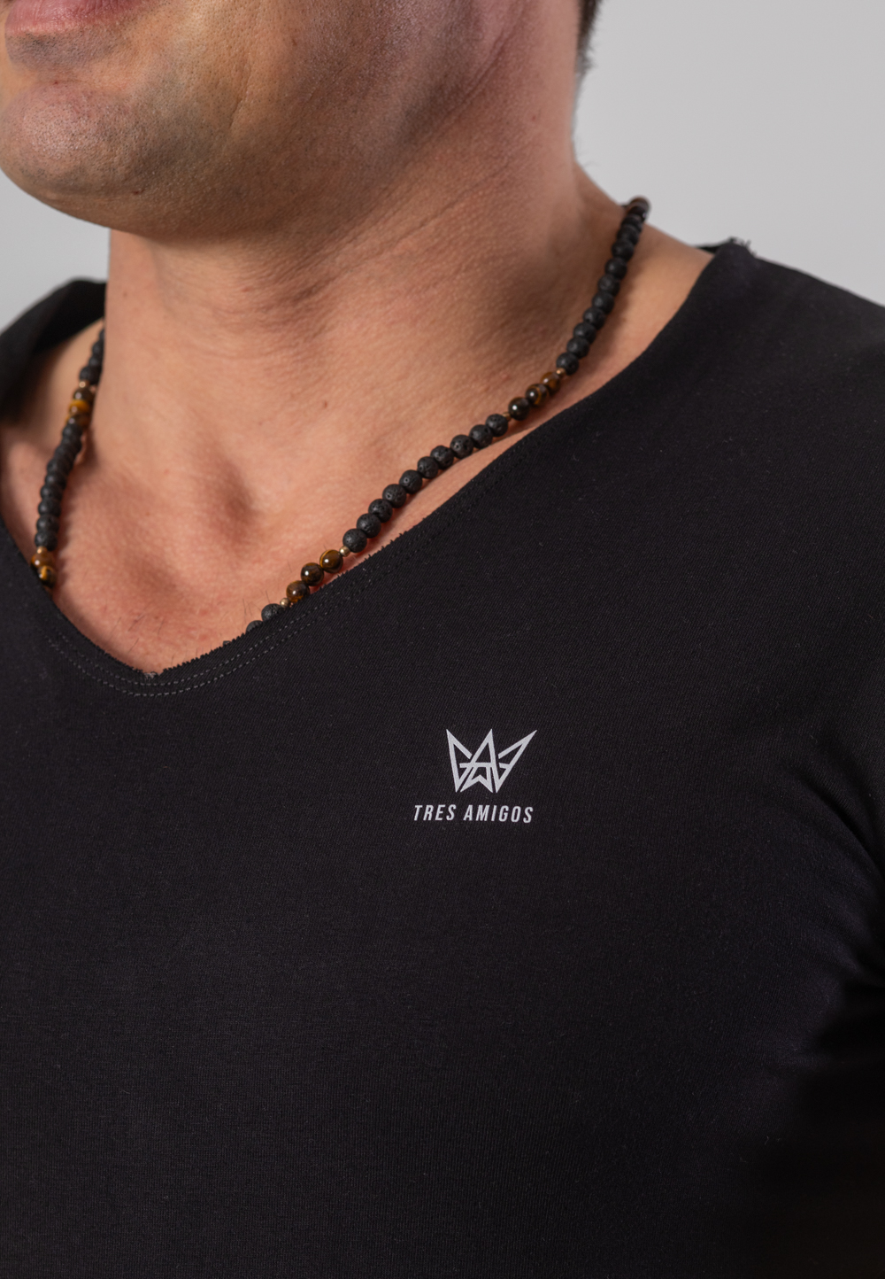 Koszulka Deepneck z krótkim rękawem w kolorze czarnym z szarą drukowaną koroną.