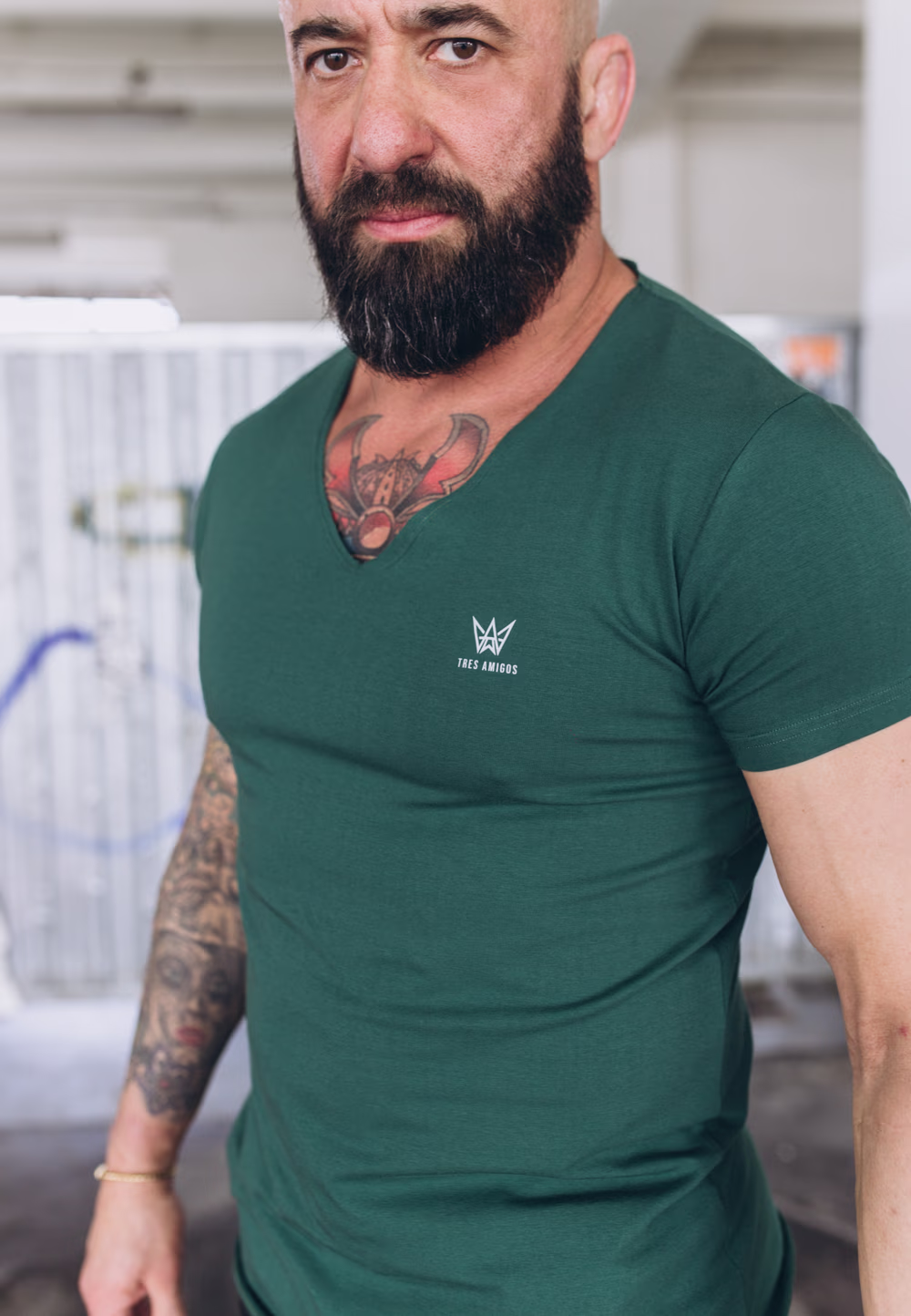 Koszulka Deepneck z krótkim rękawem w kolorze butelkowej zieleni z szarą drukowaną koroną.