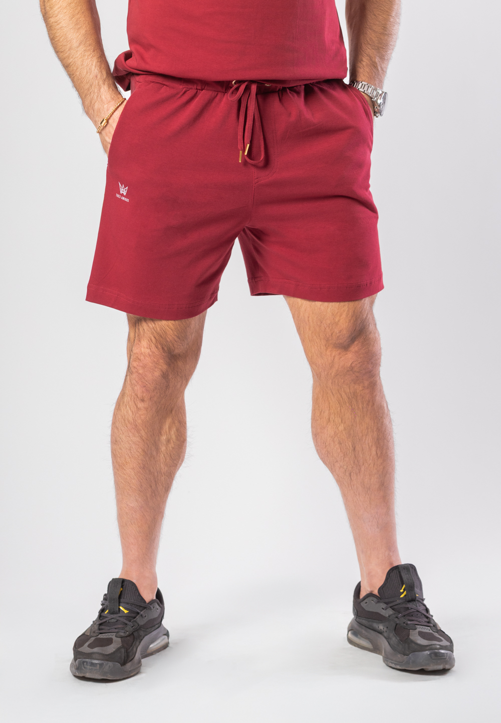 Krótkie spodenki Oversize w kolorze bordowym z szarą drukowaną koroną.