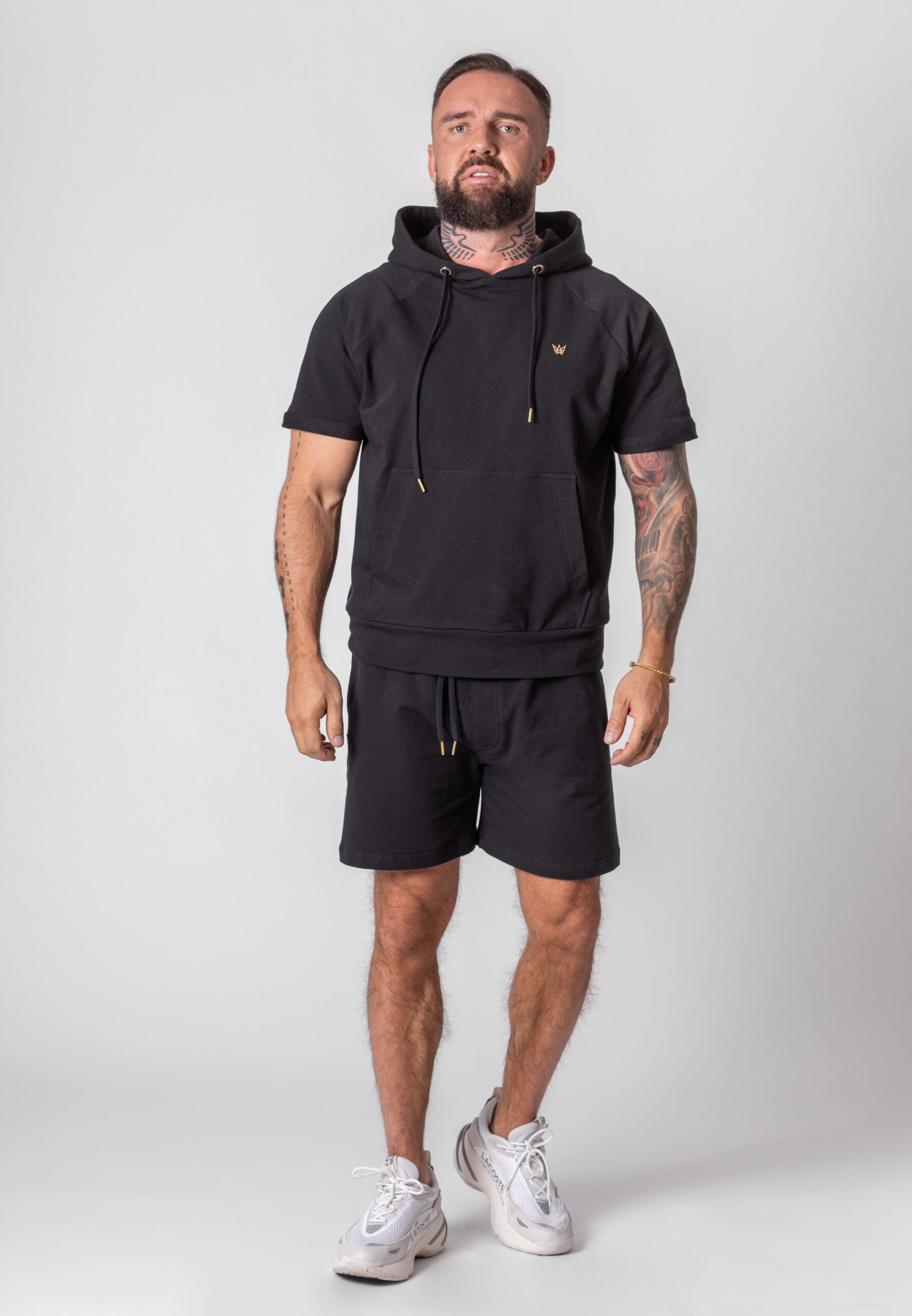 Koszulka z krótkim rękawem z kapturem w kolorze czarnym.