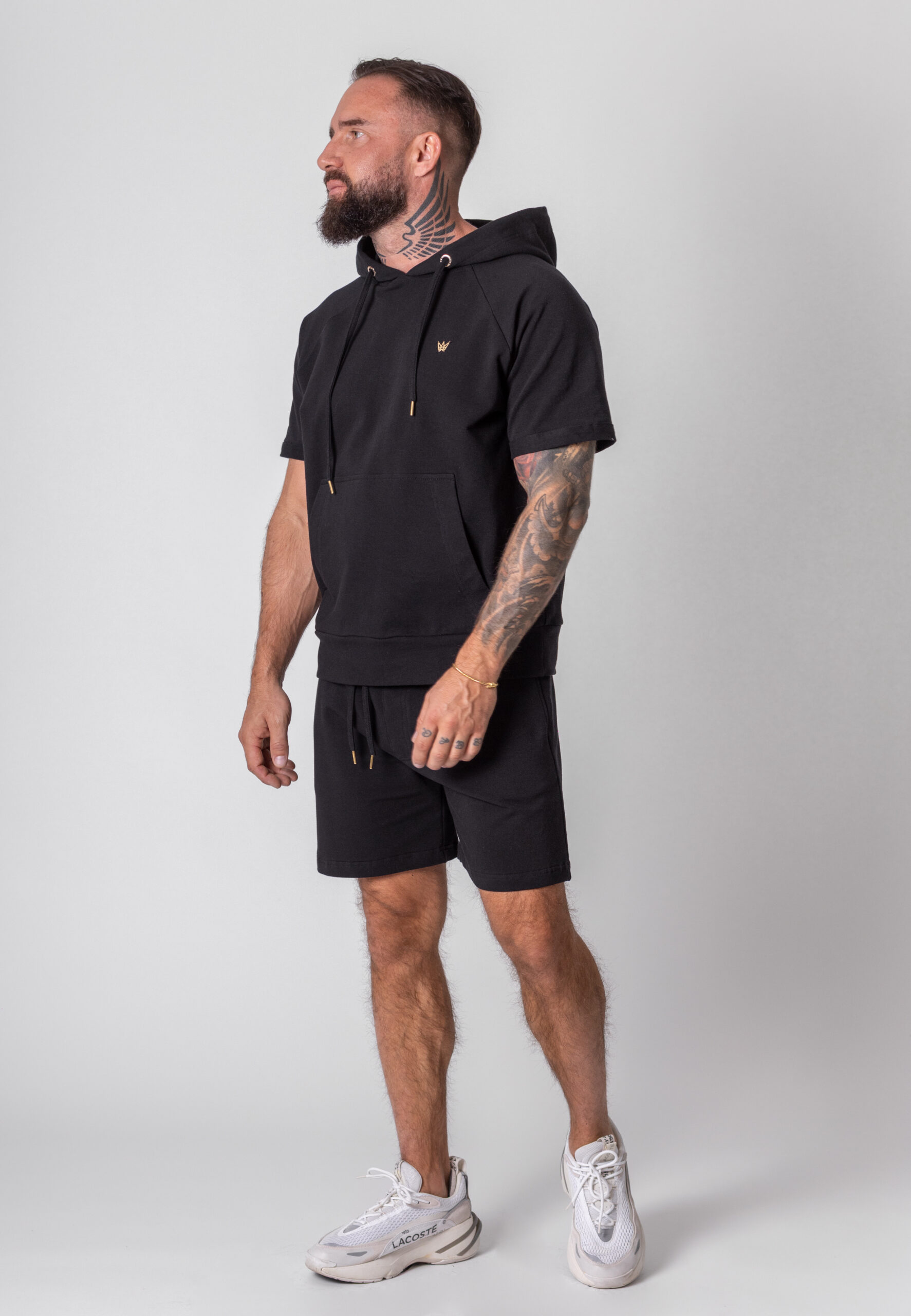 Koszulka z krótkim rękawem z kapturem w kolorze czarnym.