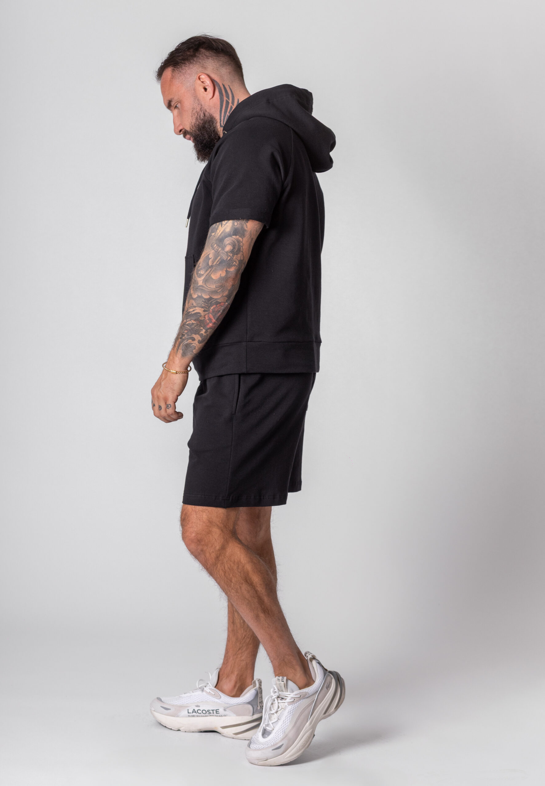 Koszulka z krótkim rękawem z kapturem w kolorze czarnym.