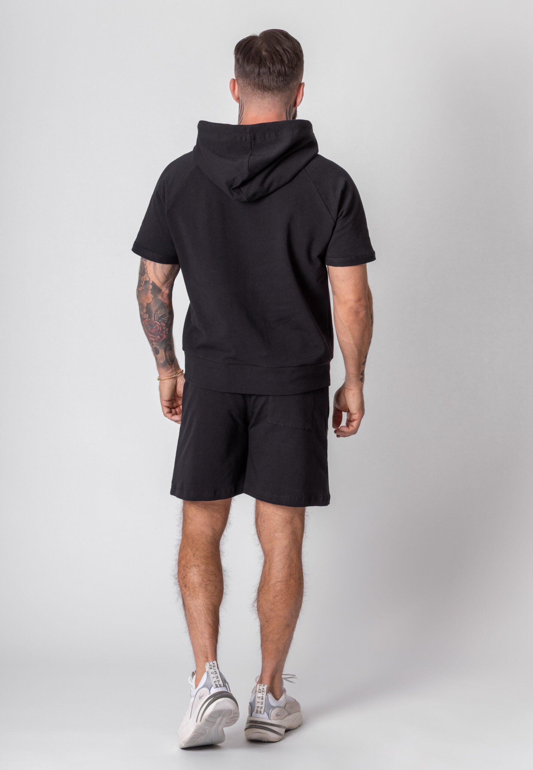 Koszulka z krótkim rękawem z kapturem w kolorze czarnym.