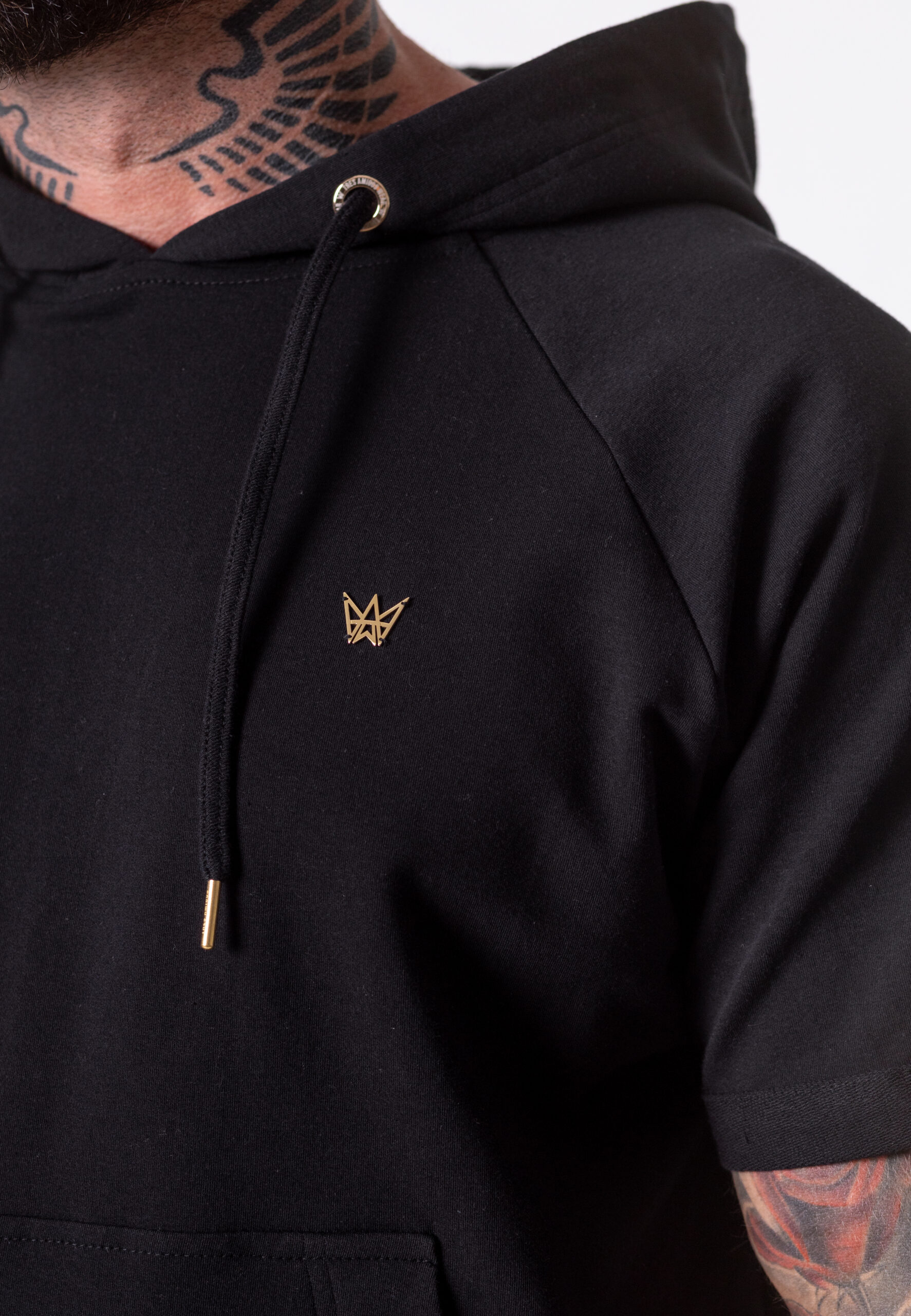 Koszulka z krótkim rękawem z kapturem w kolorze czarnym.