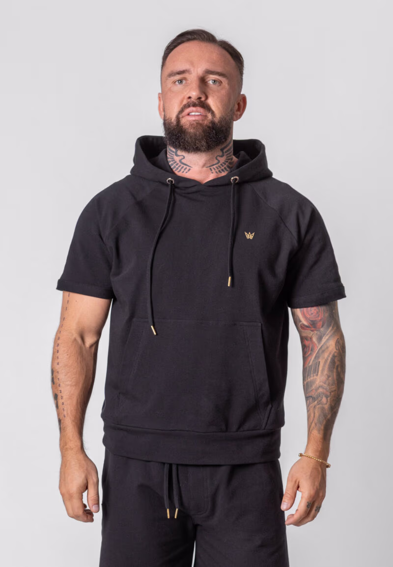 Koszulka z krótkim rękawem z kapturem w kolorze czarnym.