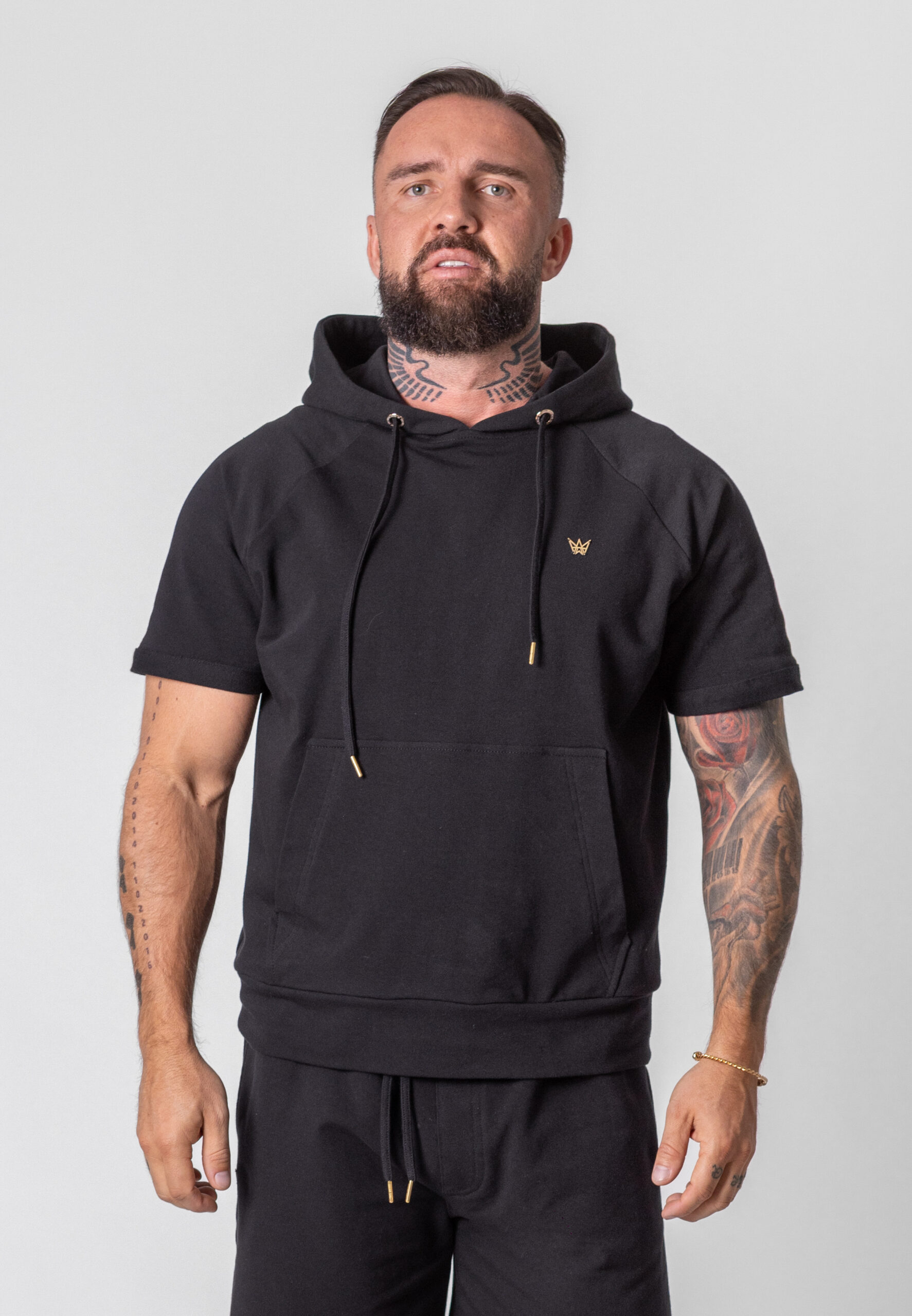 Koszulka z krótkim rękawem z kapturem w kolorze czarnym.