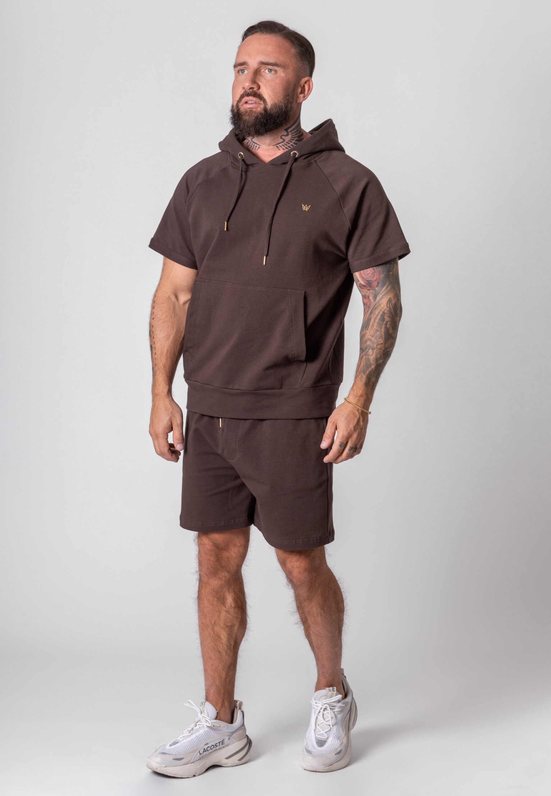 Krótkie spodenki Oversize w kolorze czekoladowym z koroną z mosiądzu.