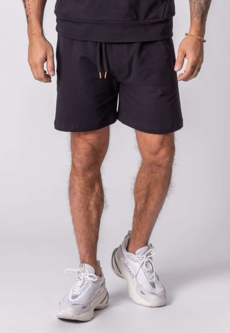 Krótkie spodenki Oversize w kolorze czarnym z koroną z mosiądzu.