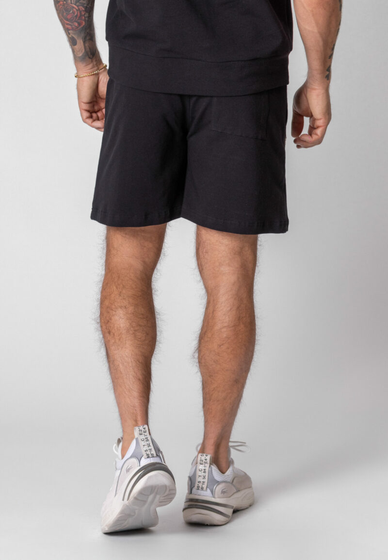 Krótkie spodenki Oversize w kolorze czarnym z koroną z mosiądzu.