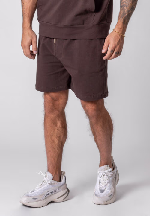 Krótkie spodenki Oversize w kolorze czekoladowym z koroną z mosiądzu.