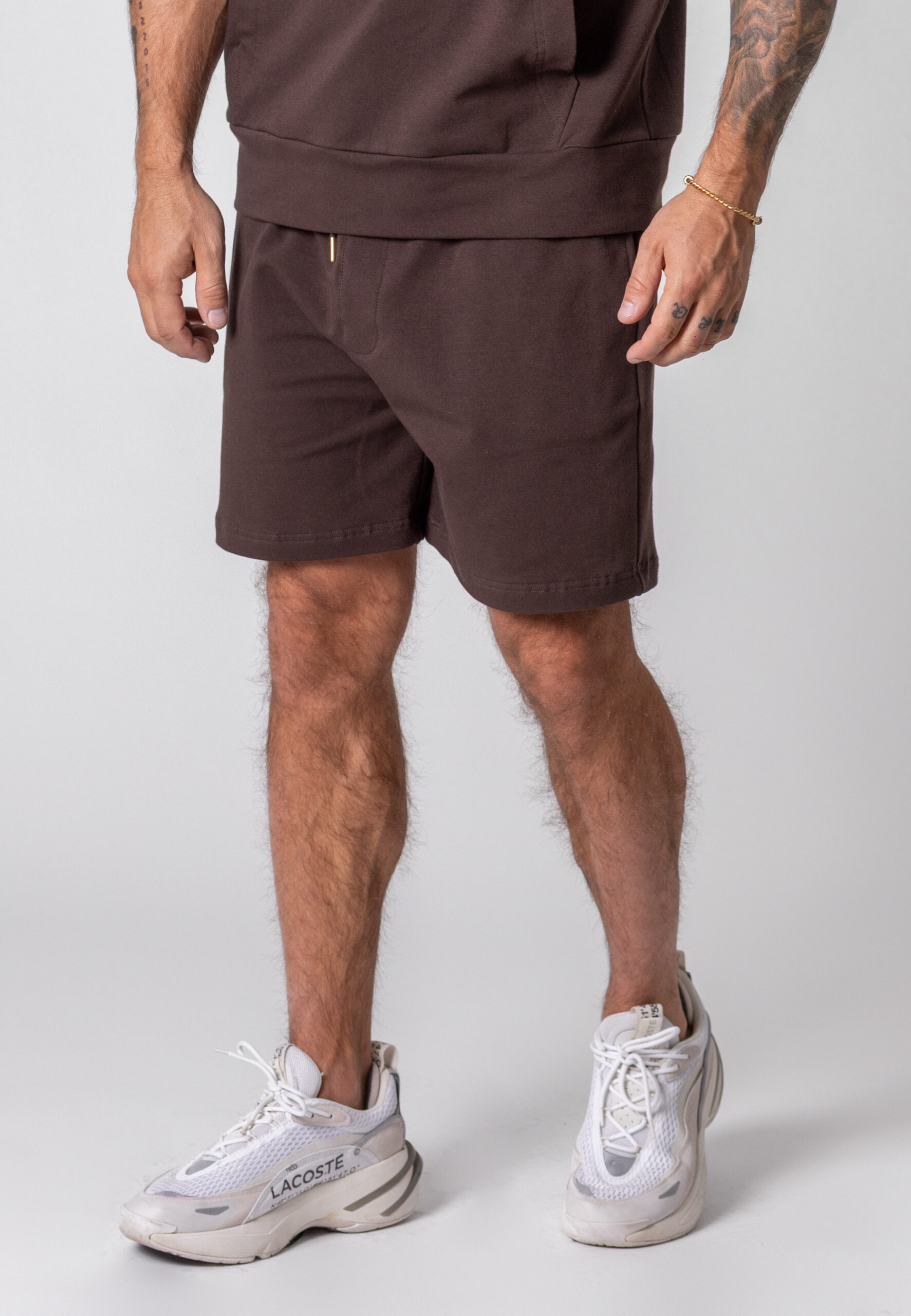 Krótkie spodenki Oversize w kolorze czekoladowym z koroną z mosiądzu.