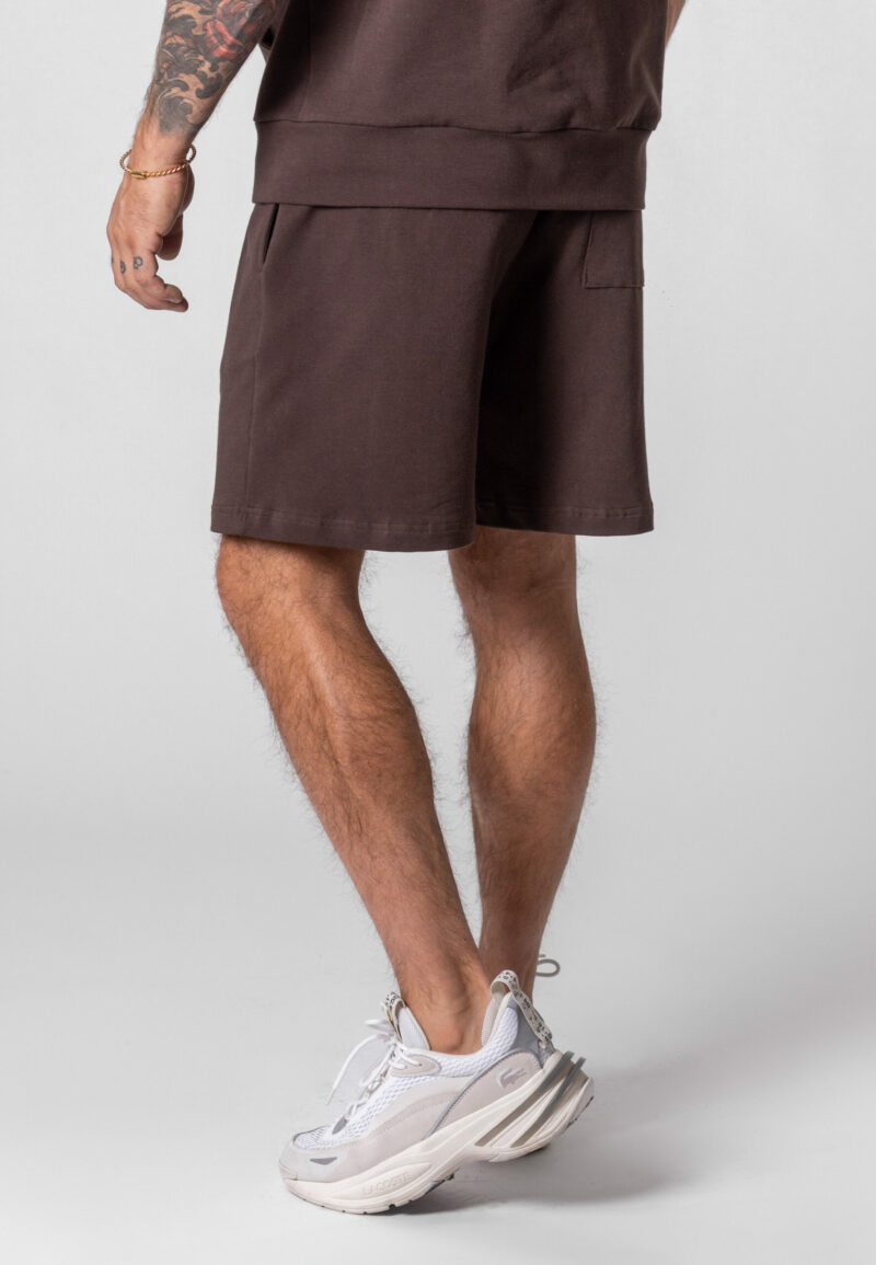 Krótkie spodenki Oversize w kolorze czekoladowym z koroną z mosiądzu.