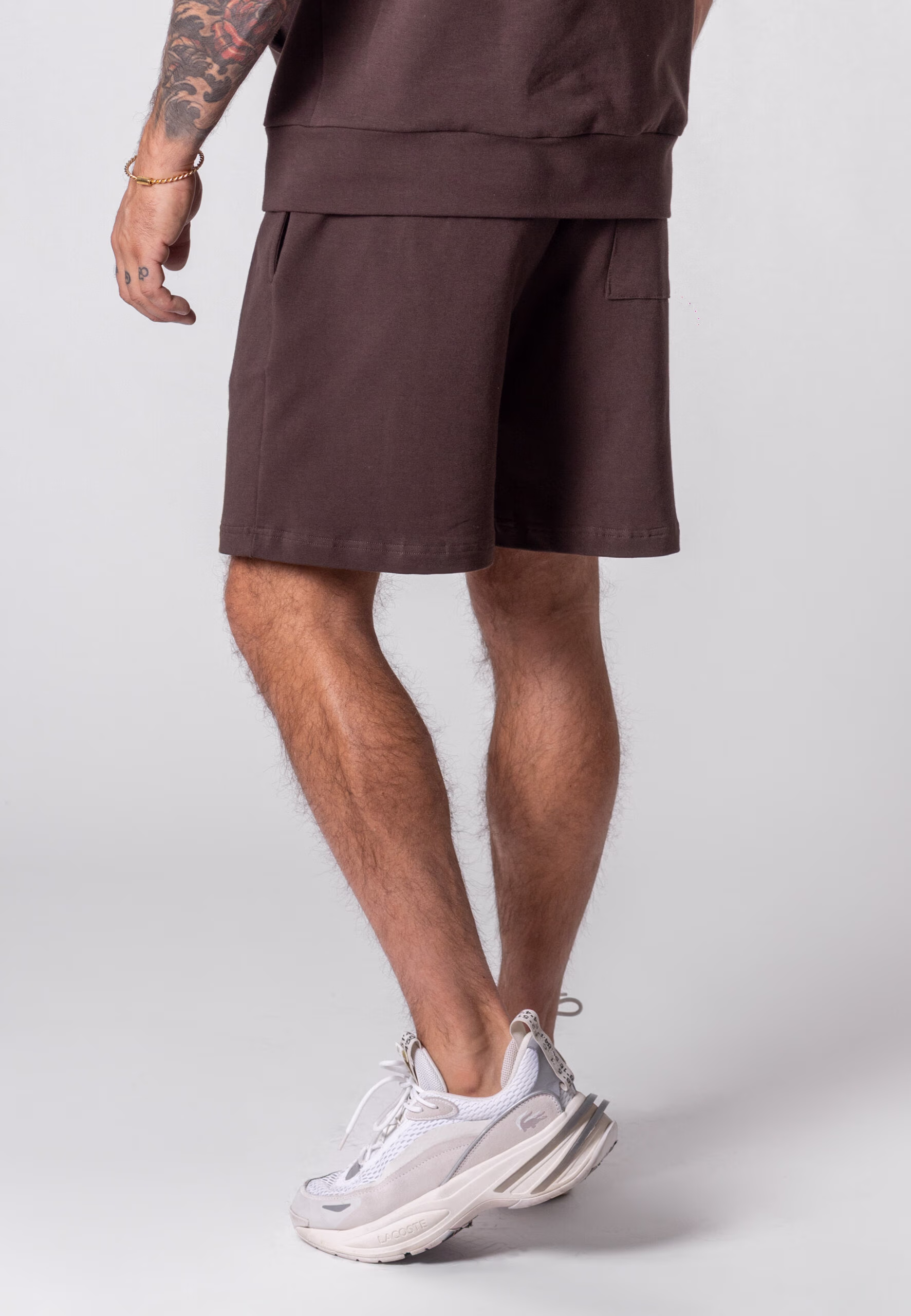 Krótkie spodenki Oversize w kolorze czekoladowym z koroną z mosiądzu.