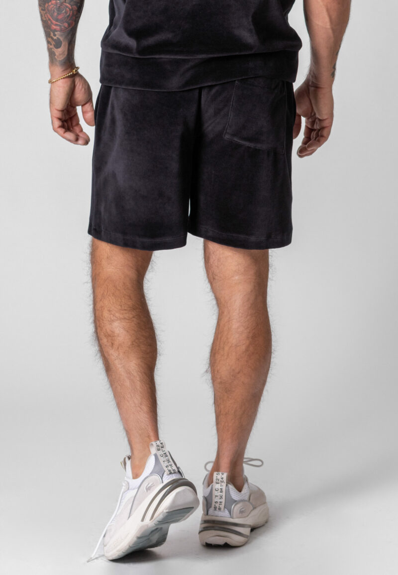 Krótkie spodenki oversize welurowe w kolorze czarnym.