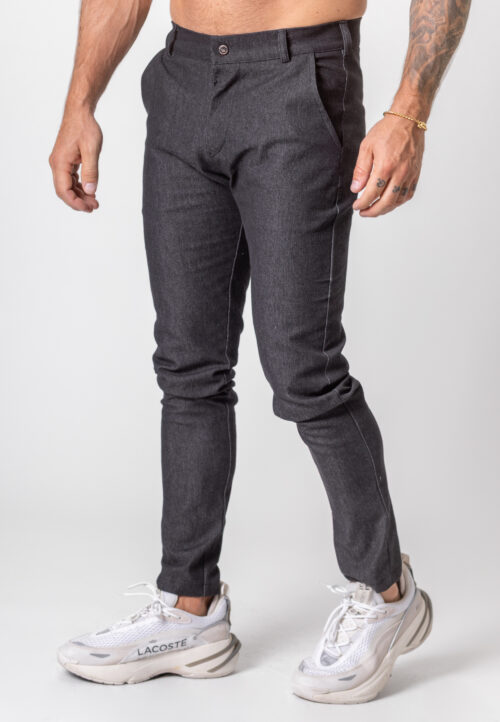 Spodnie chinos wykonane z elastycznego jeansu w kolorze czarny melanż.