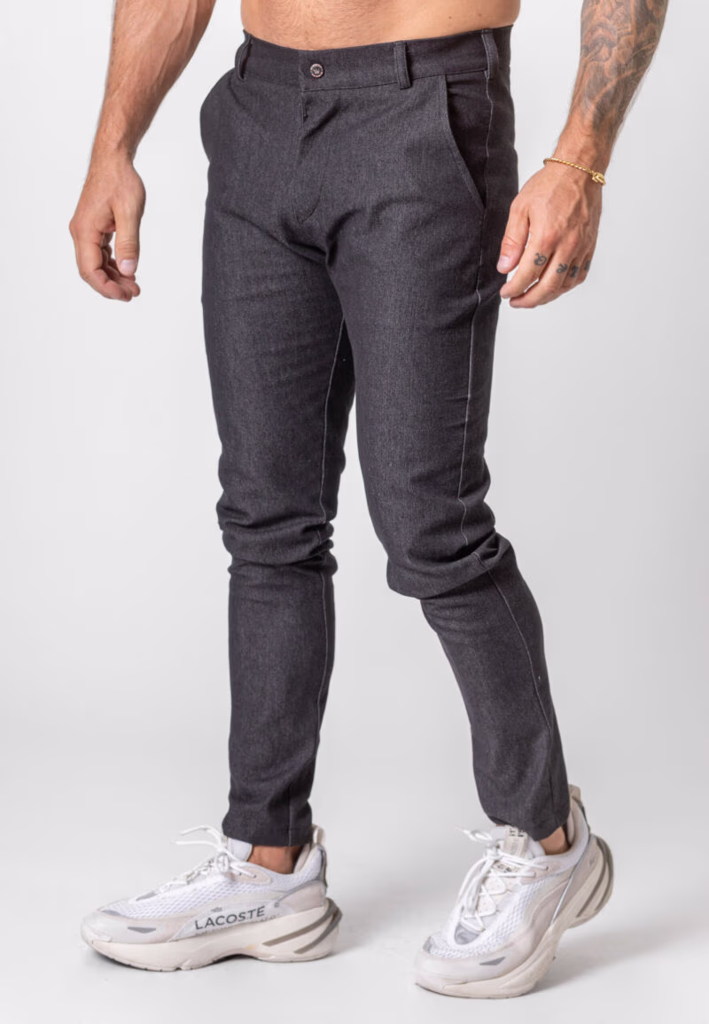 Spodnie chinos wykonane z elastycznego jeansu w kolorze czarny melanż.