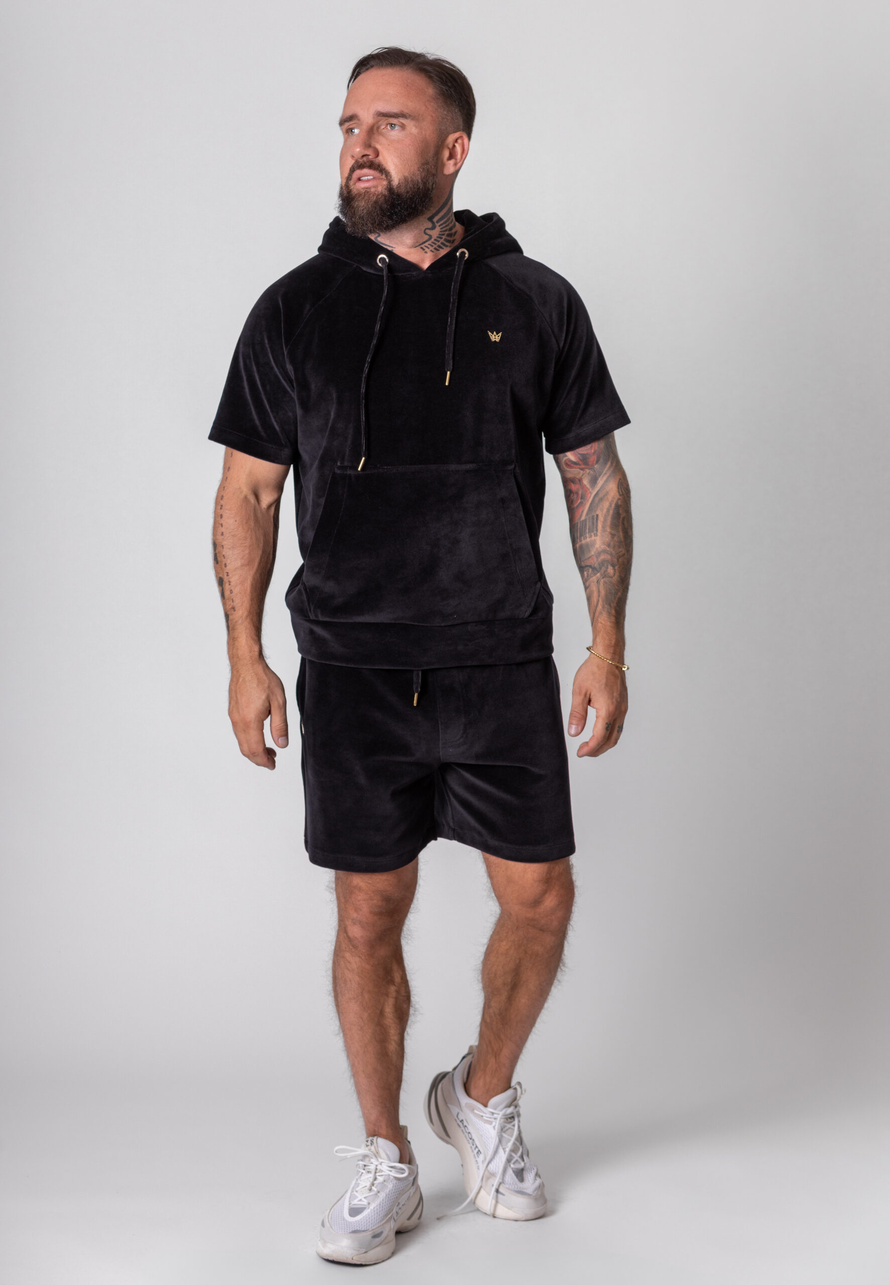 Welurowa koszulka z kapturem w kolorze czarnym.