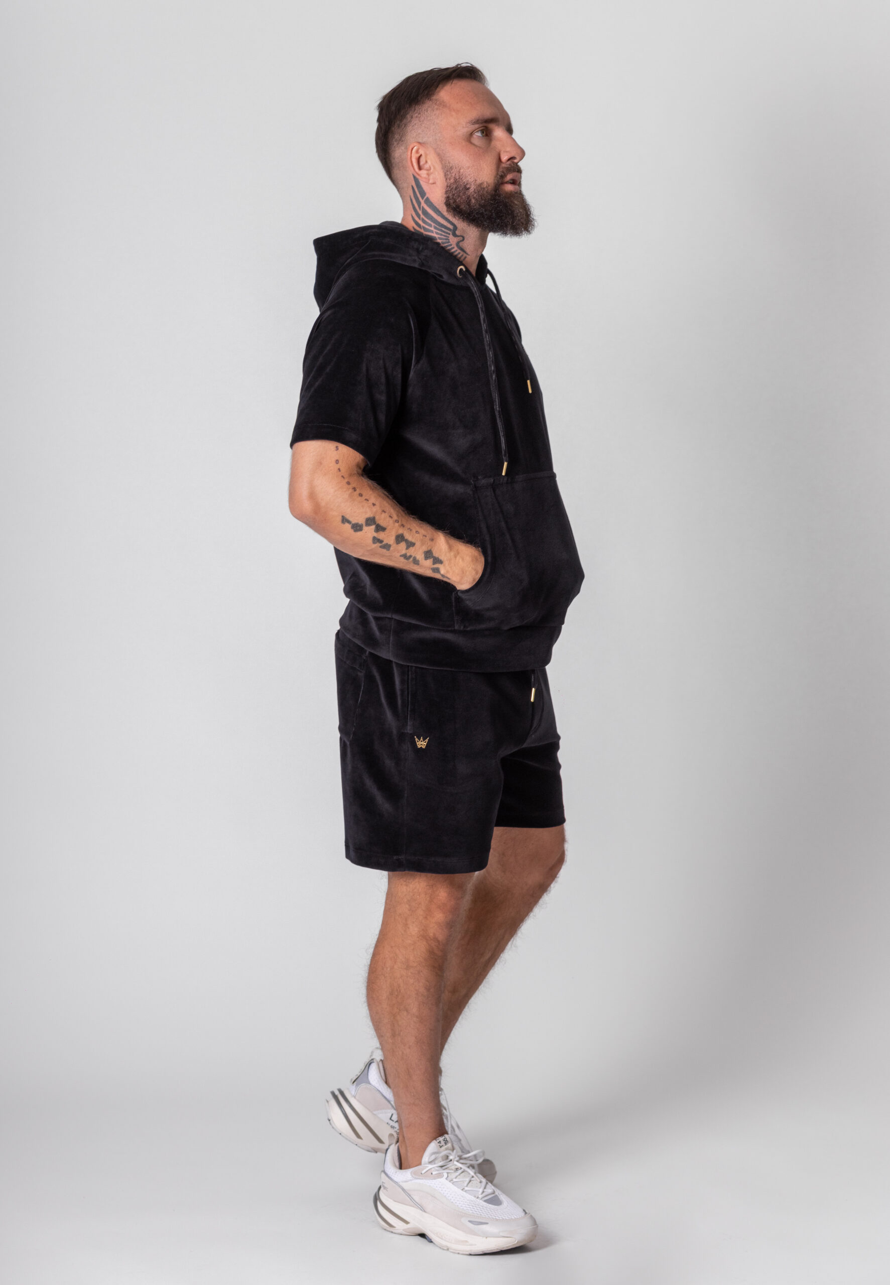 Welurowa Koszulka Z Kapturem Czarna - Korona Mosiądz 7 Welurowa koszulka z kapturem w kolorze czarnym.