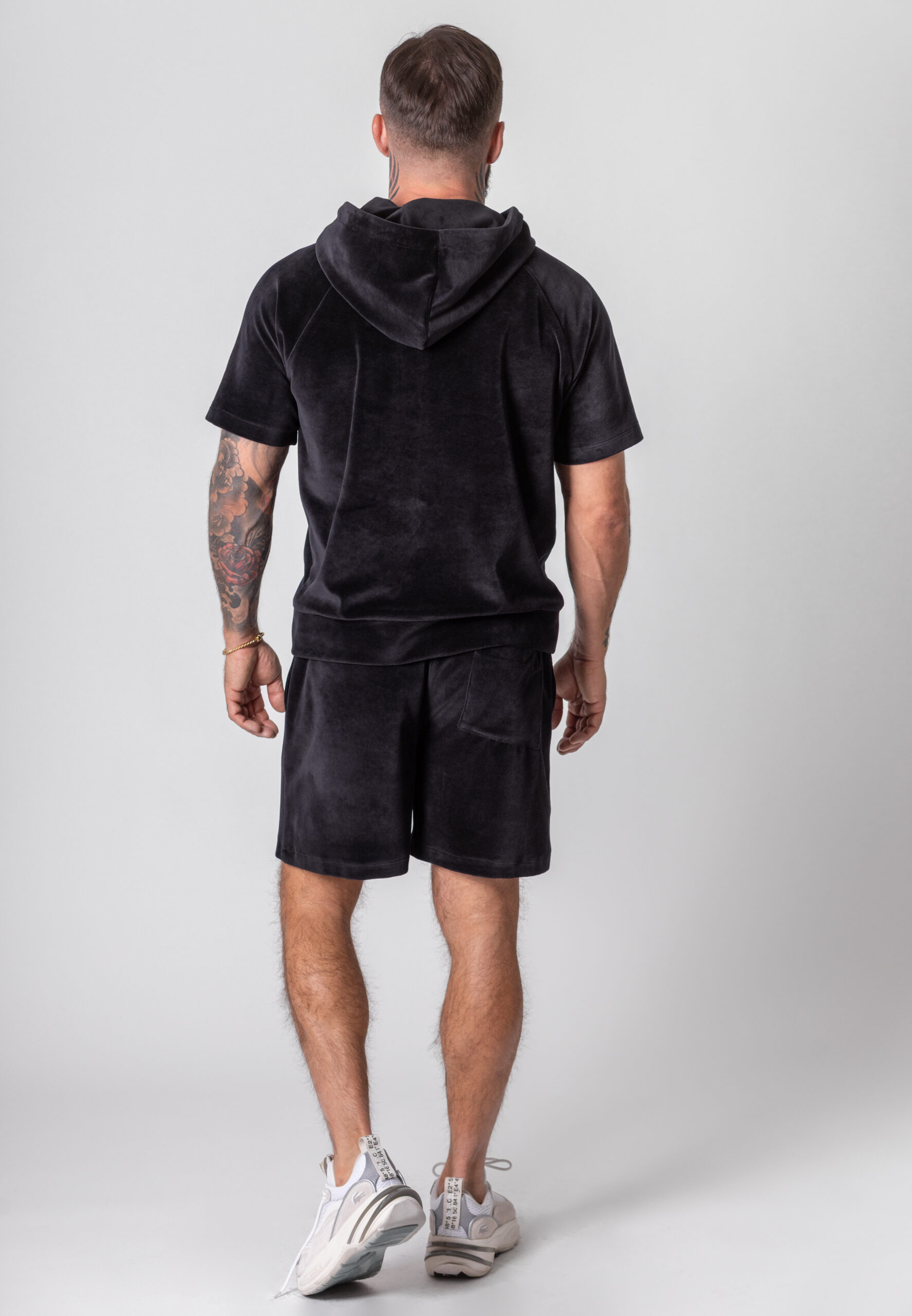 Welurowa Koszulka Z Kapturem Czarna - Korona Mosiądz 8 Welurowa Koszulka Z Kapturem - Czarna