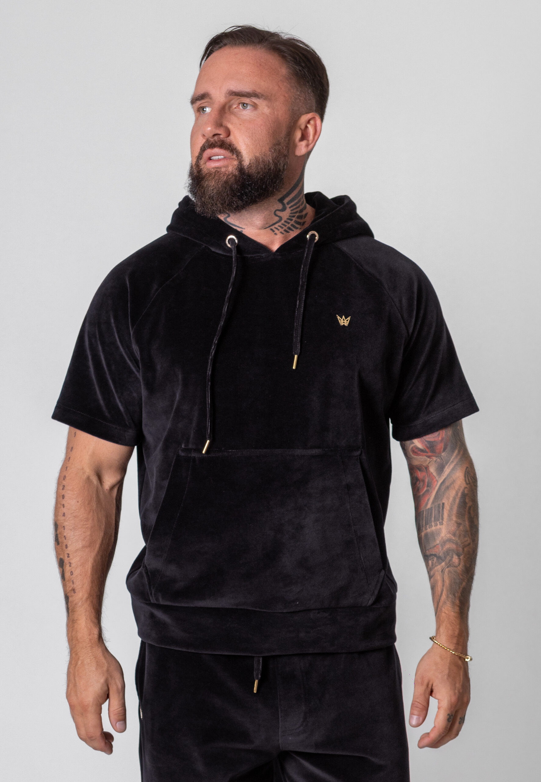 Welurowa Koszulka Z Kapturem Czarna - Korona Mosiądz 1 Welurowa koszulka z kapturem w kolorze czarnym.