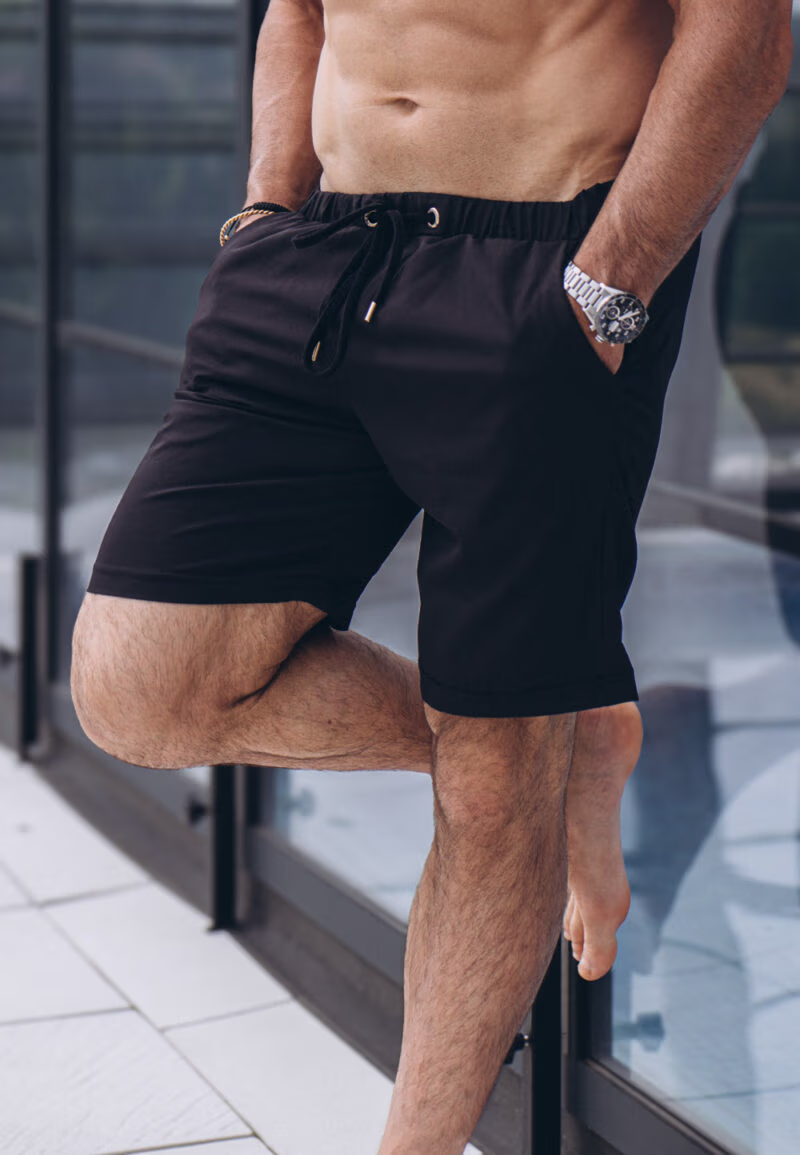 Długie kąpielówki w kolorze czarnym z koroną wykonaną z mosiądzu.